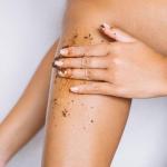 Odkryj moc masażu udarowego: smukłe, jędrne uda w domowym rytuale