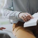 Wyjdź z pętli winy: jak odzyskać lekkość i spokój umysłu