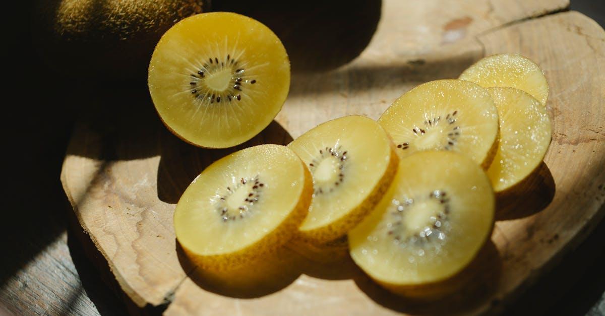 Tropikalny rytuał gładkości: enzymy z kiwi i ananasa w służbie promiennej cery