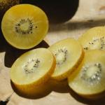 Tropikalny rytuał gładkości: enzymy z kiwi i ananasa w służbie promiennej cery