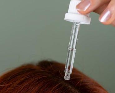 Zatrzymaj fale na dłużej: jak serum nadaje skrętowi trwałość i blask