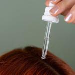 Zatrzymaj fale na dłużej: jak serum nadaje skrętowi trwałość i blask