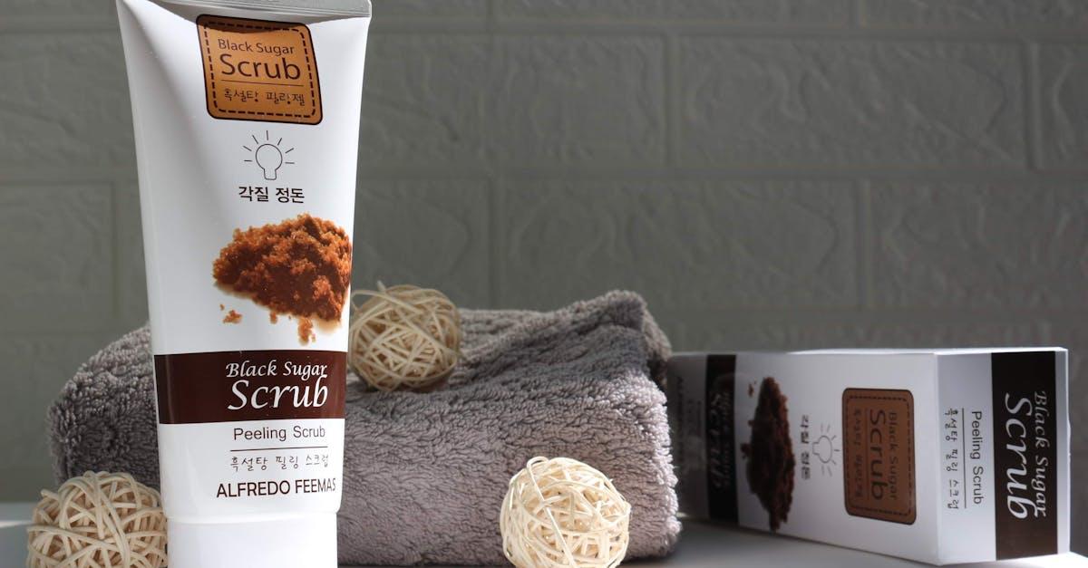 Skóra gładka jak klejnot: mechaniczny peeling z cyrkonem — hit gabinetów czy trend do domowej pielęgnacji?