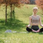 Oddychaj spokojem: 7 łatwych ćwiczeń, które rozpuszczą stres w kilka minut